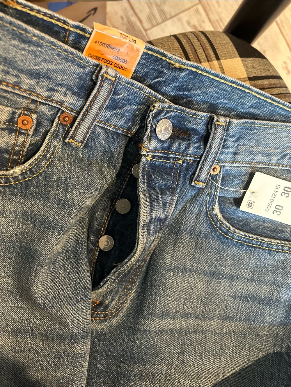 Levi's 501 Straight Jeans in Medium Blue Denim - Picture 2 of 2